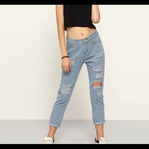 NWOT Ripped jeans size medium fits like a 2-4
